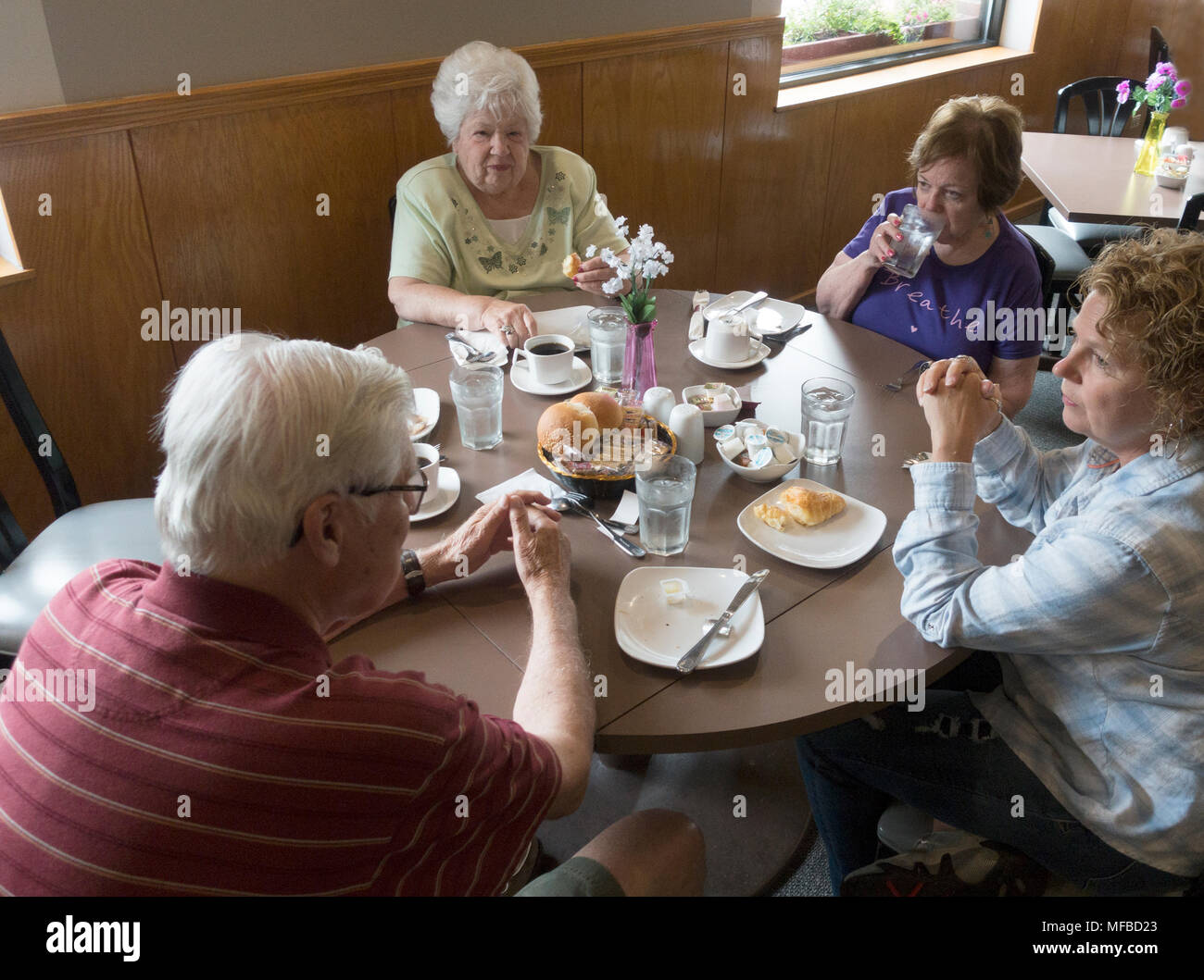 Matura per celebrare il sessantesimo anniversario di matrimonio a colazione con la figlia e la damigella. Downers Grove Illinois IL USA Foto Stock