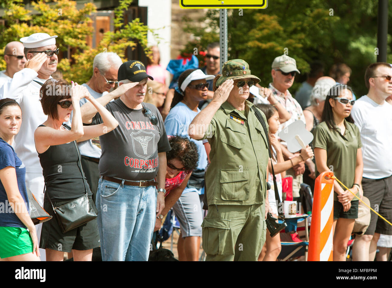 Veterani di Guerra che frequentano l'annuale vecchio soldato parata del giorno saluta la bandiera americana come passa da agosto 1, 2015 in Alpharetta, GA. Foto Stock