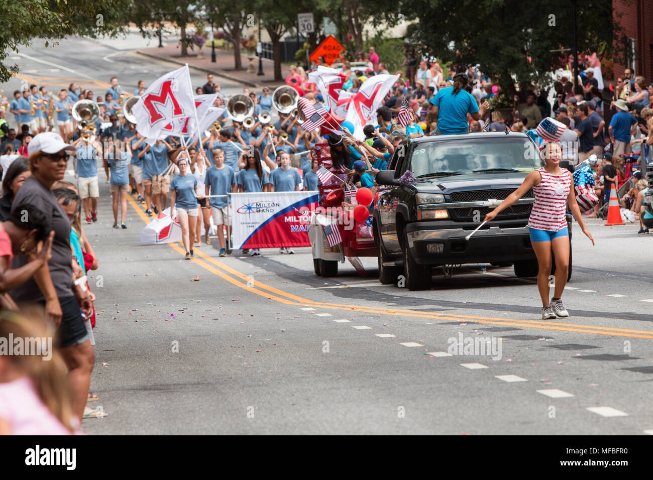 Un locale high school Marching Band e majorette eseguire mentre si cammina nel bilancio annuale vecchio soldato parata del giorno su Agosto 1, 2015 in Alpharetta, GA. Foto Stock