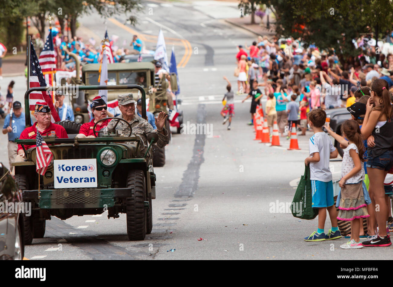 Una guerra di Corea veterano guidando un esercito jeep onde per gli spettatori che frequentano l'annuale vecchio soldato parata del giorno su Agosto 1, 2015 in Alpharetta, GA. Foto Stock