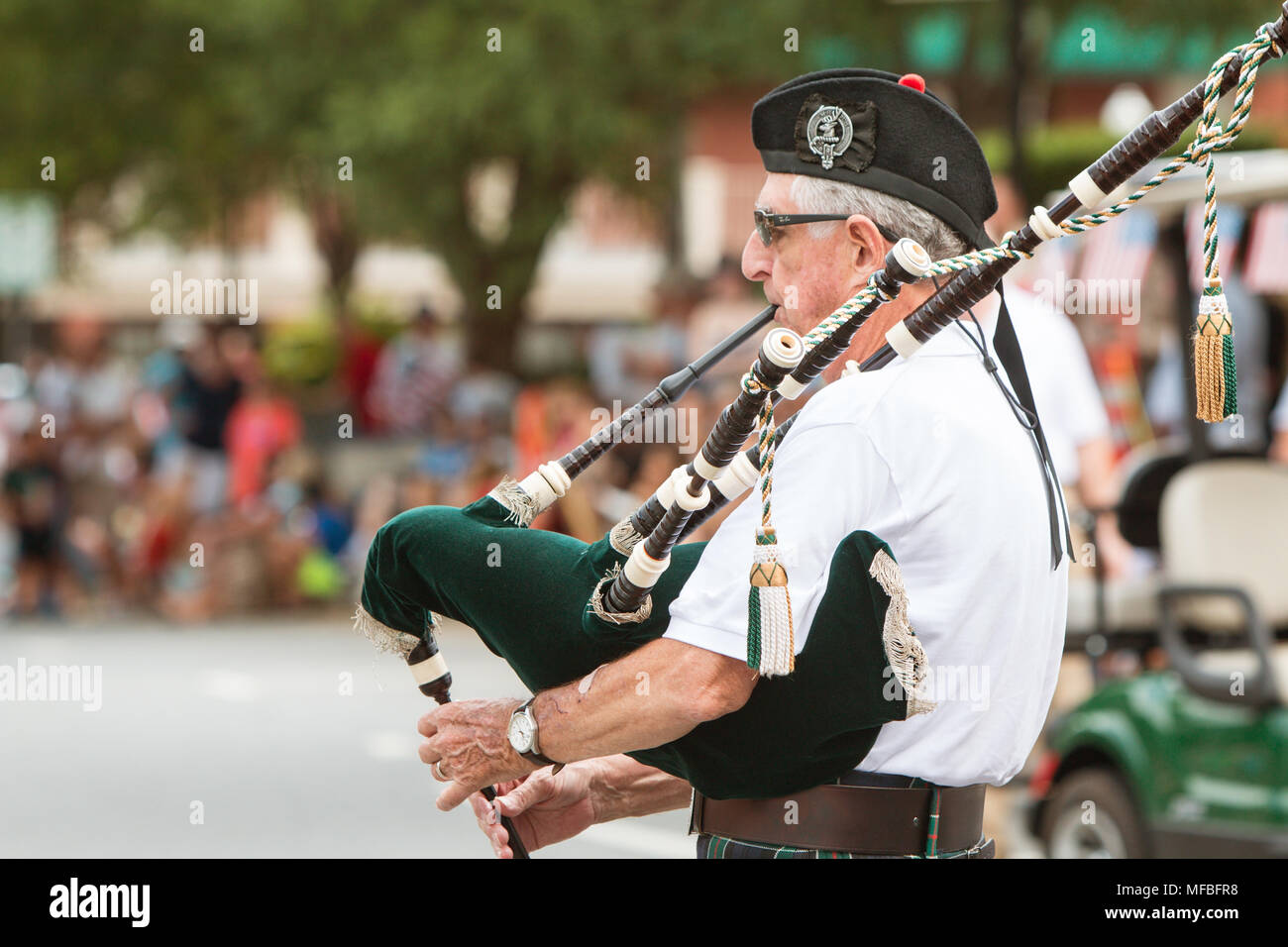 Un anziano uomo suona la cornamusa prima dell'avvio dell'annuale vecchio soldato parata del giorno su Agosto 1, 2015 in Alpharetta, GA. Foto Stock