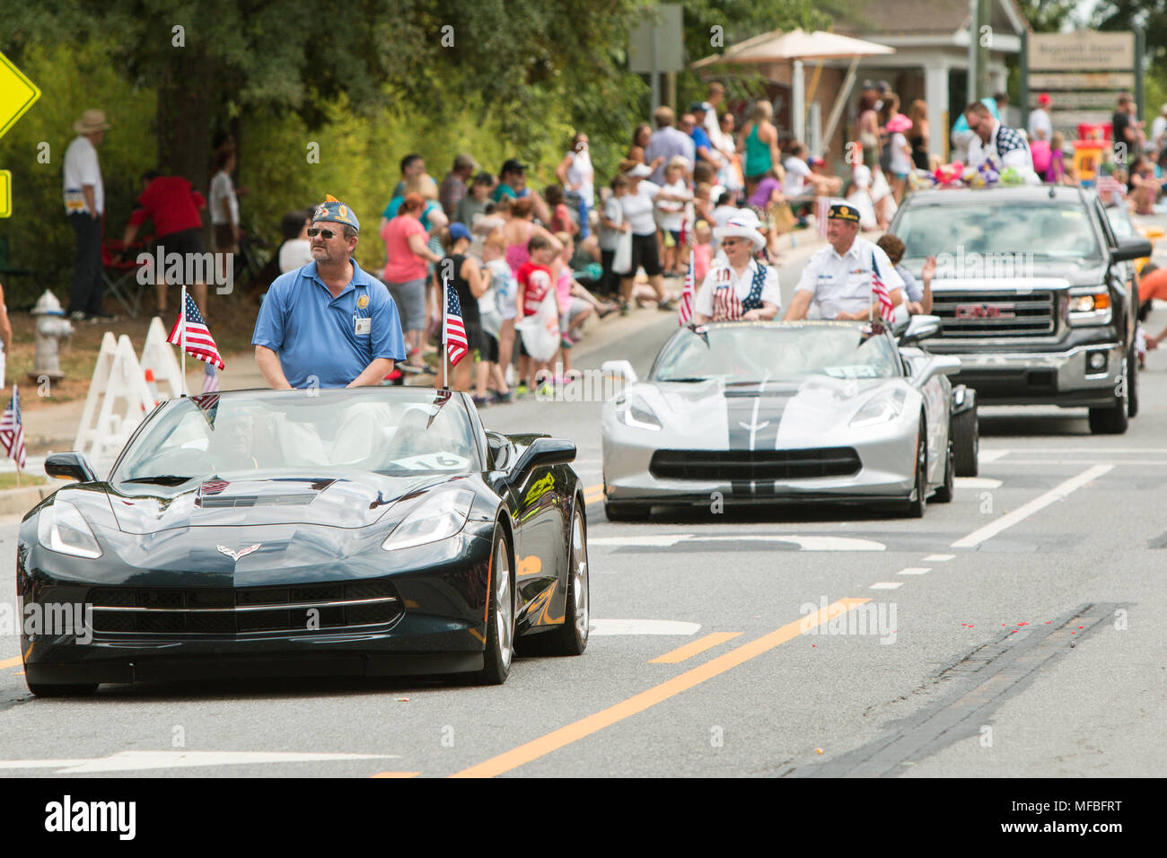 Veterani giro in cabrio lungo il percorso della parata annuali dei vecchi soldati parata del giorno su Agosto 1, 2015 in Alpharetta, GA. Foto Stock