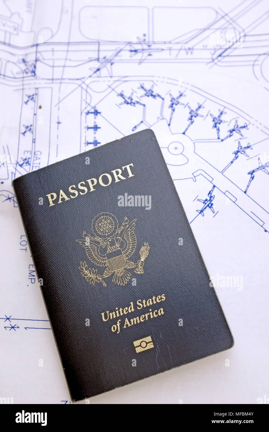 Blue U.S. Passaporto in appoggio su un disegno di un aeroporto Foto Stock
