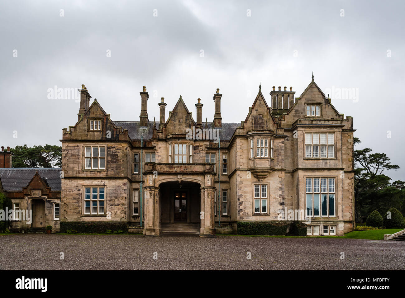 Killarney, Irlanda - 11 Novembre 2017: Muckross House e giardini contro il cielo nuvoloso. Si tratta di un palazzo progettato in stile Tudor, situato nel NAT Foto Stock