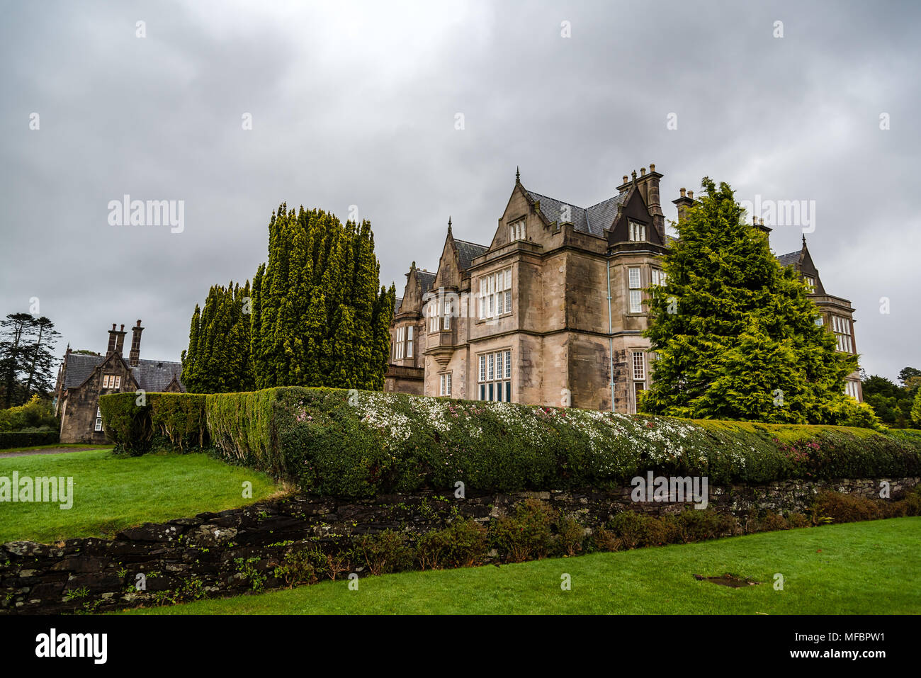 Killarney, Irlanda - 11 Novembre 2017: Muckross House e giardini contro il cielo nuvoloso. Si tratta di un palazzo progettato in stile Tudor, situato nel NAT Foto Stock