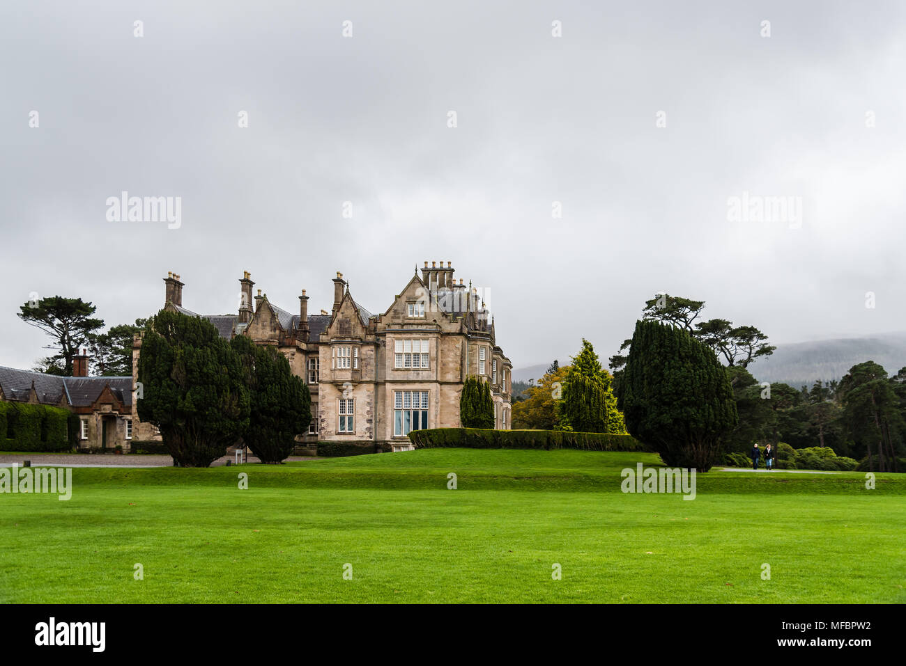 Killarney, Irlanda - 11 Novembre 2017: Muckross House e giardini contro il cielo nuvoloso. Si tratta di un palazzo progettato in stile Tudor, situato nel NAT Foto Stock