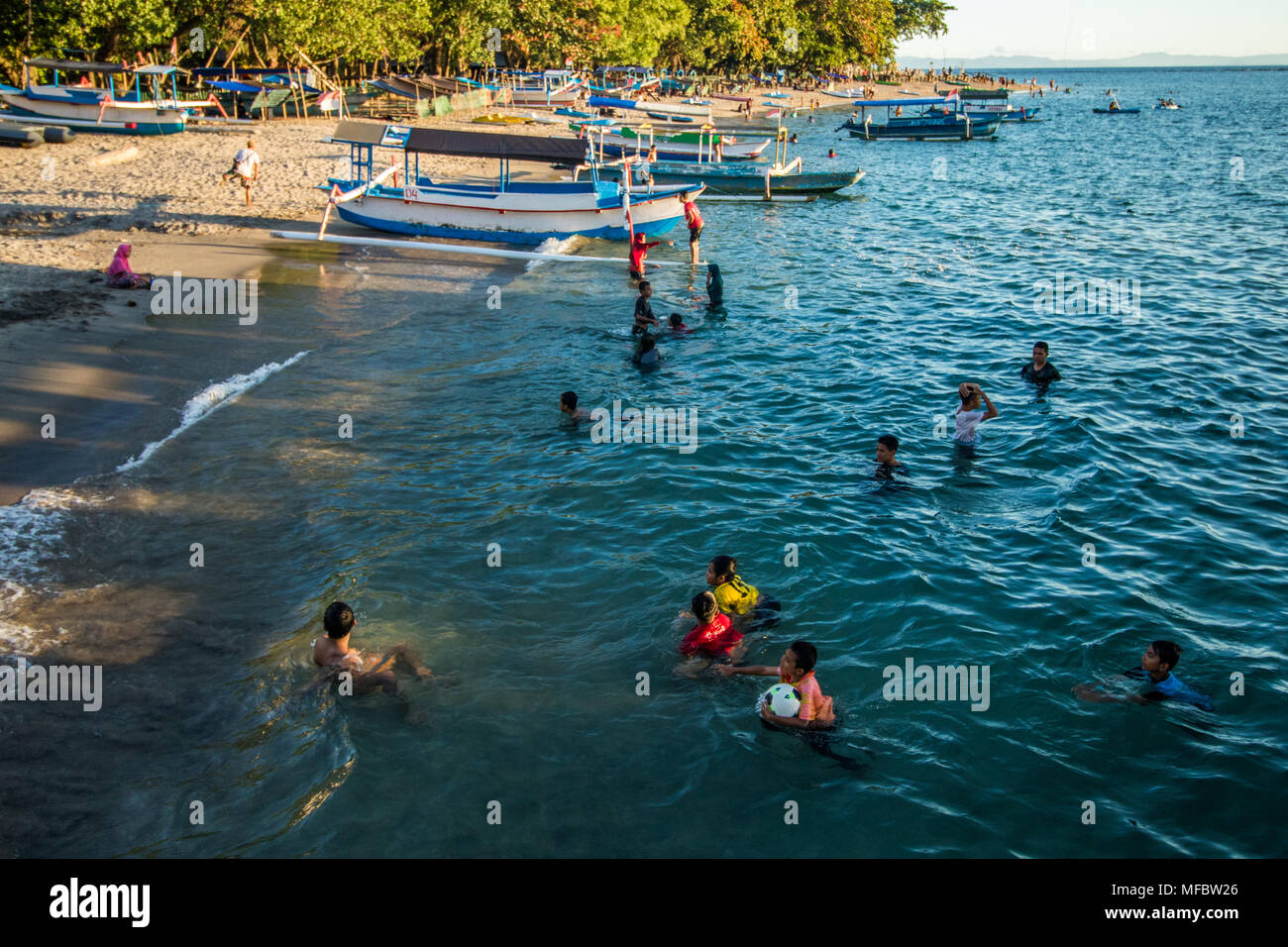 Senggigi beach (lombok, West Nusa Tenggara) è la principale strada turistica dell'isola indonesiana di Lombok. Foto Stock