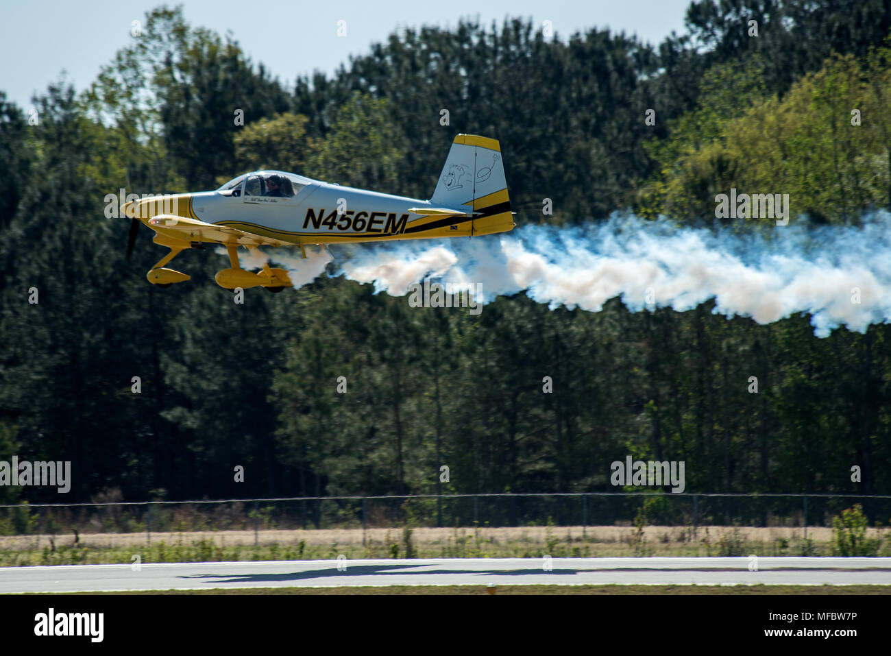 William "Boo-boo" Miller prende il largo con il Senior Airman Payton Rossi, 4a supporto delle operazioni squadrone di controllore del traffico aereo, a volare intorno a Wayne County durante un controllore apprezzamento evento, Aprile 21, 2018 in Pikeville, North Carolina. Apprezzamento del controller è un evento annuale che mira a coppia ATC con piloti locali per ricevere una singolare esperienza di volo in grazie per tutto ciò che fanno. (U.S. Air Force foto di Airman 1. Classe Shawna L. Keyes) Foto Stock