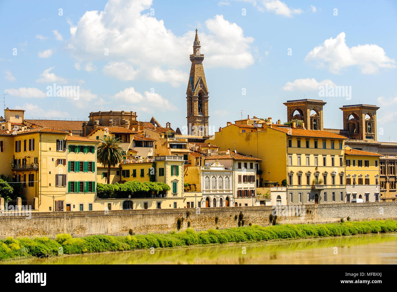 Costa del fiume Arno presso il centro storico di Firenze, Italia. UNESCO World Heriage. Foto Stock