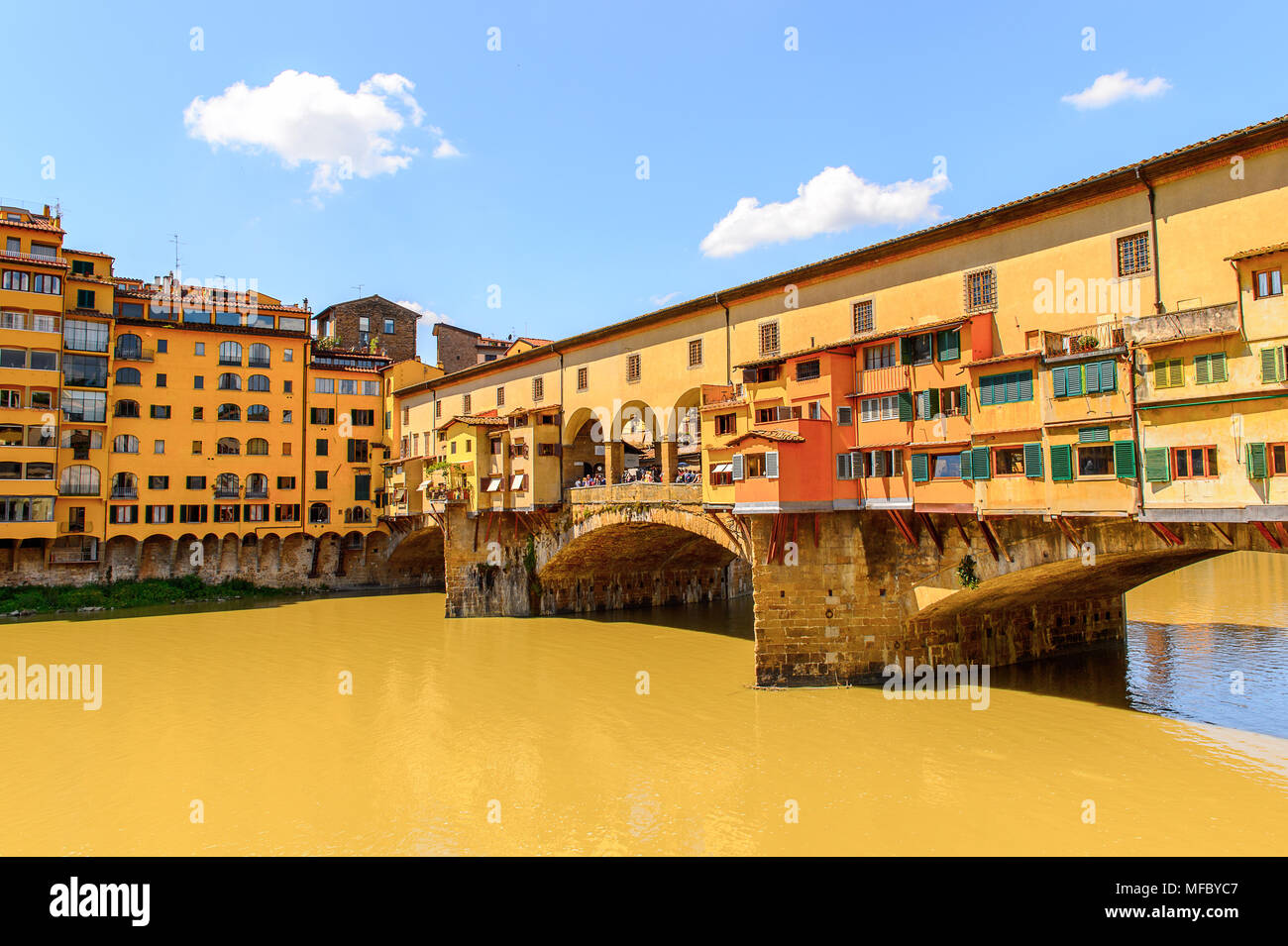 Ponte Vecchio, una pietra medievali chiuso-spandrel arco ponte sopra il fiume Arno, a Firenze, Italia. Foto Stock