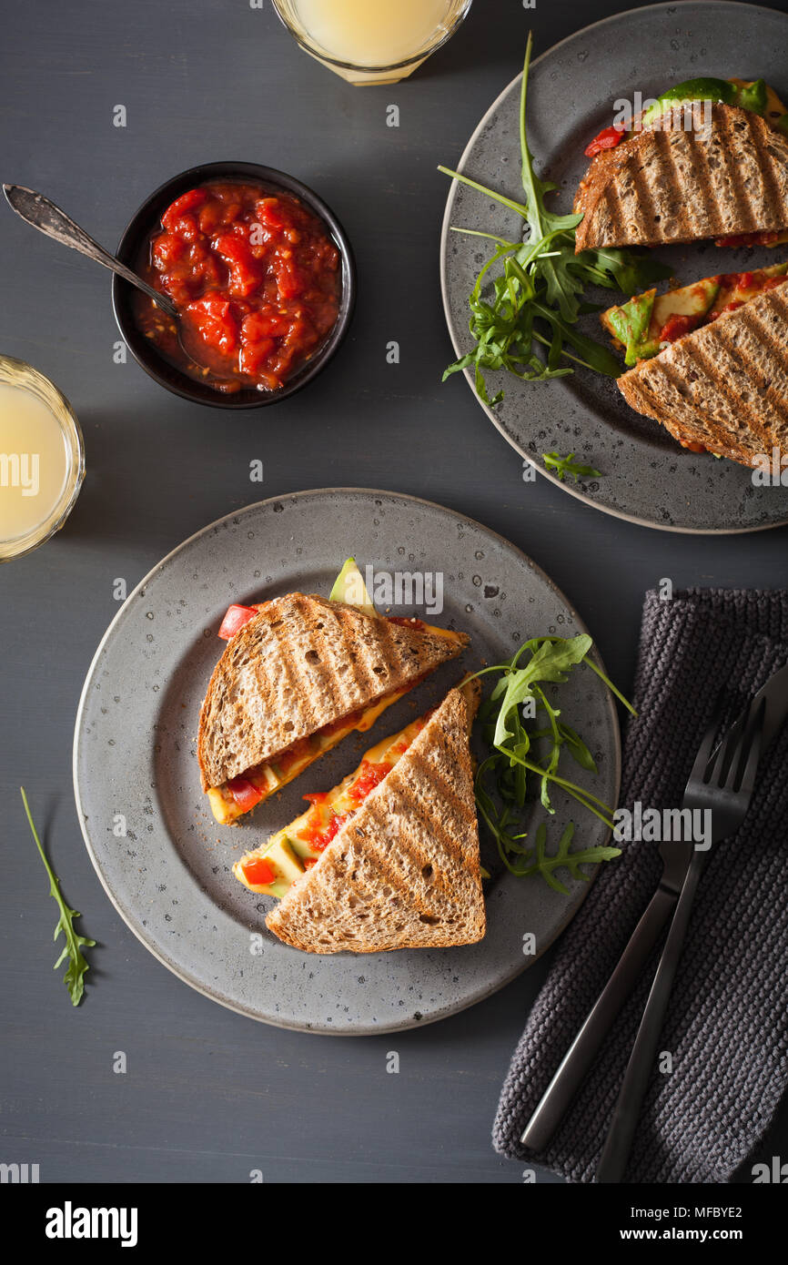 Formaggio alla griglia in sandwich con avocado e pomodoro Foto Stock