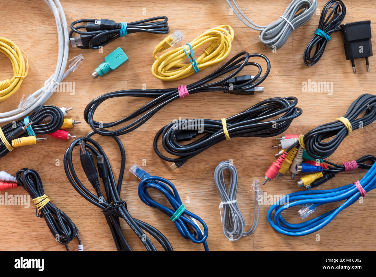 Cavi, fili e cavi fissati Foto Stock