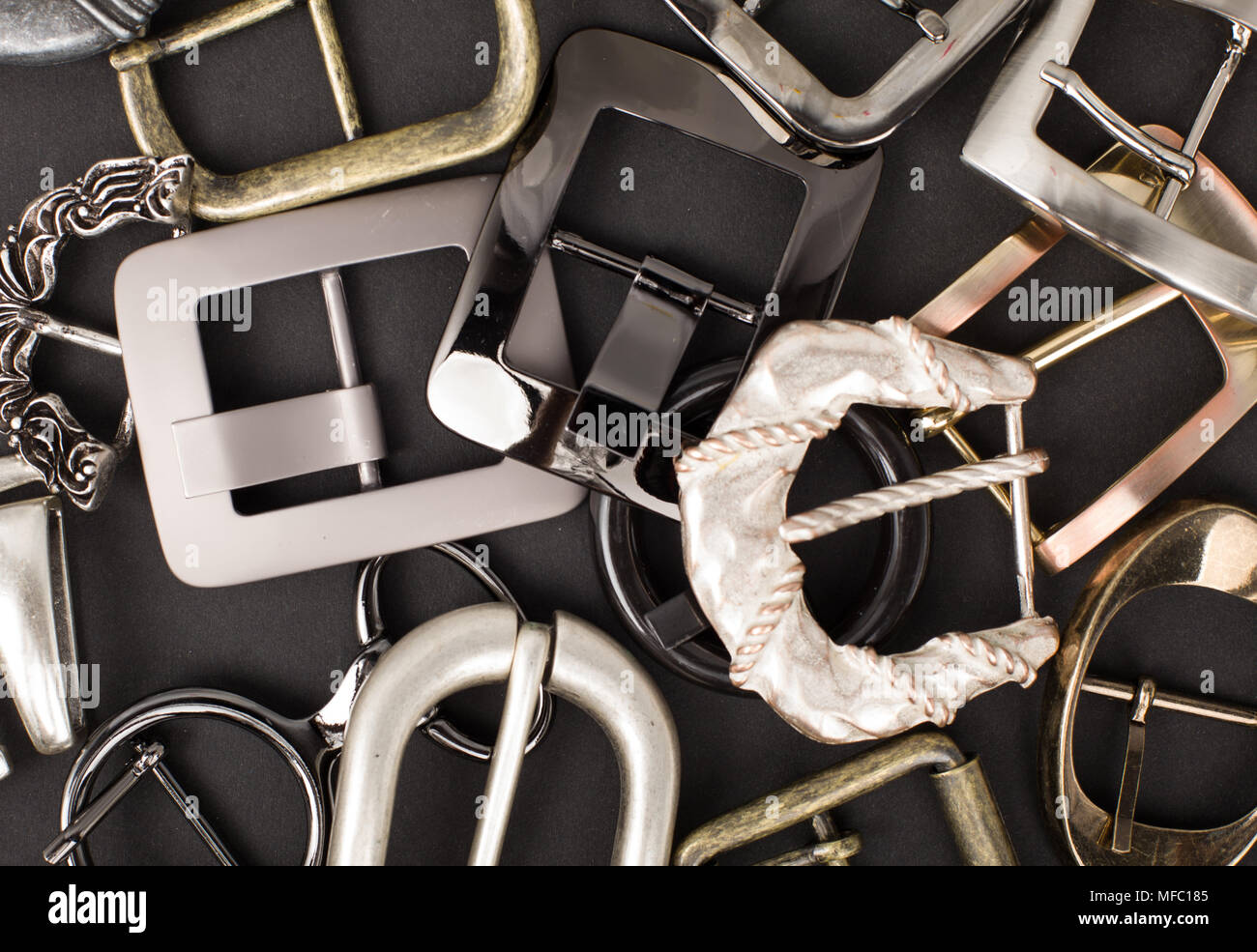 Fibbia cintura - accessorio moda. Un set di metallo fibbie della cintura di  sicurezza posteriore Foto stock - Alamy