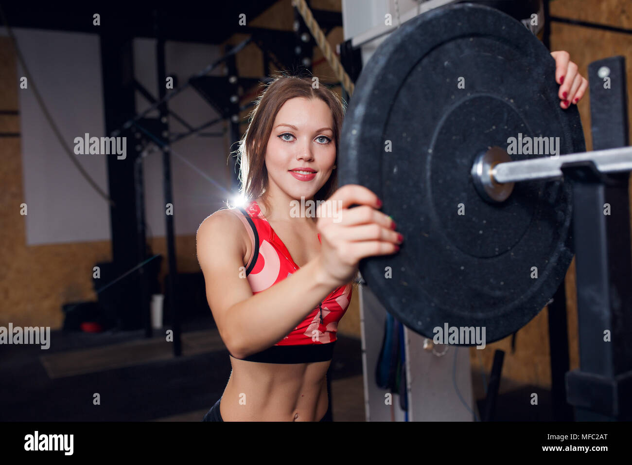 Foto di atleta donna in abbigliamento sportivo con barbell Foto Stock