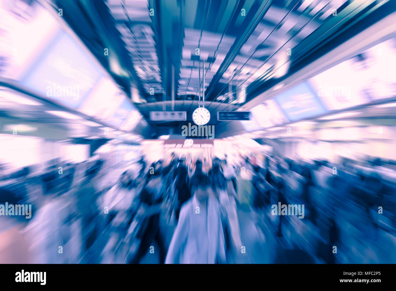 La sfocatura in movimento molte persone in ora di punta in una stazione ferroviaria metropolitana stazione della metropolitana Foto Stock