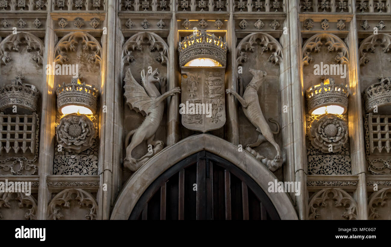 Cambridge, Inghilterra - 17 Aprile 2016 : architettonica di interni di dettagli in pietra scolpita lo stemma sopra l'ingresso principale di Kings College Chapel Foto Stock