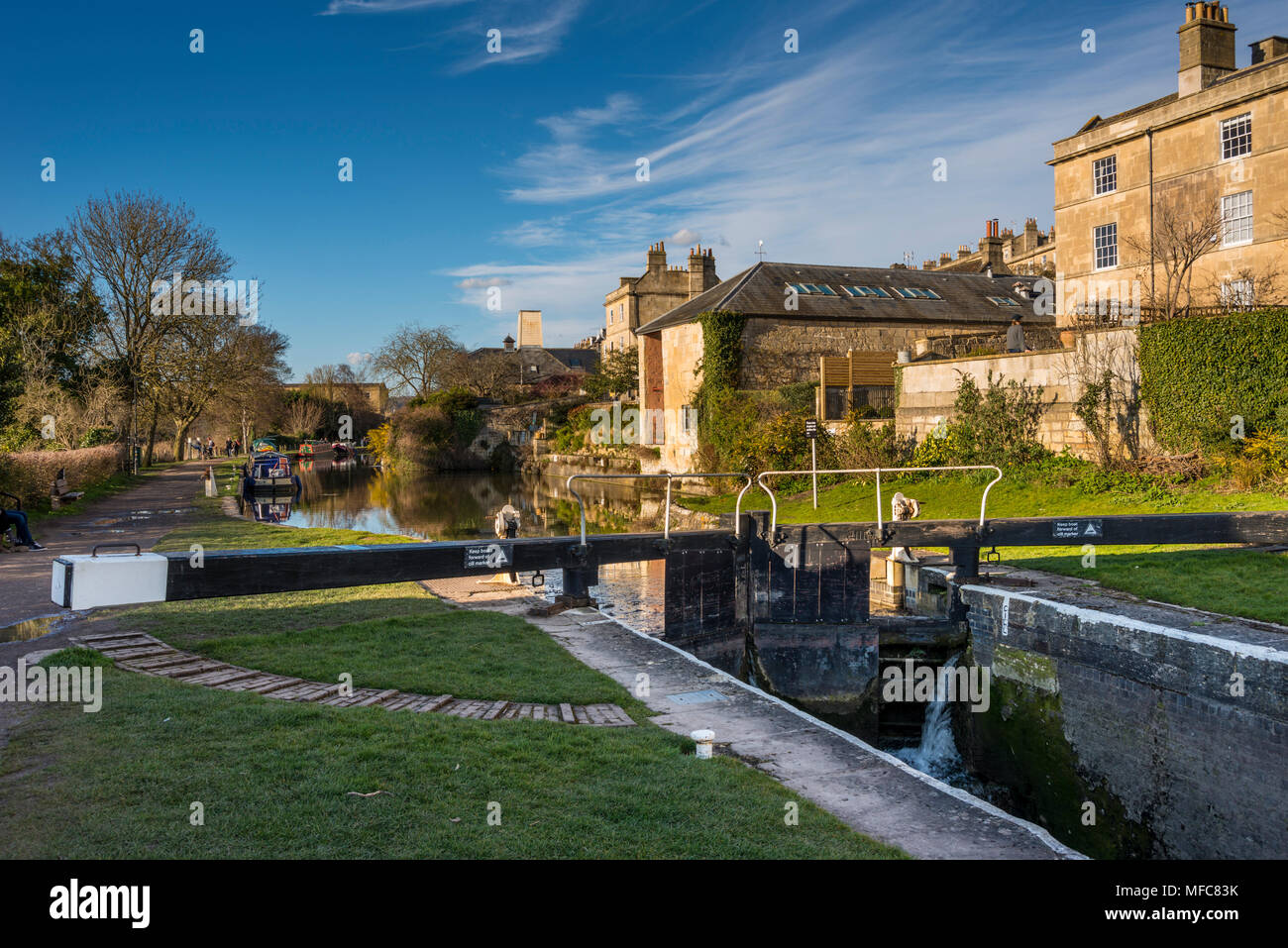 Case lungo Kennet and Avon Canal in bagno, Somerset, Regno Unito. Duecento anni fa il canale provvisto un vitale rotta commerciale tra Bristol e Londra. Foto Stock