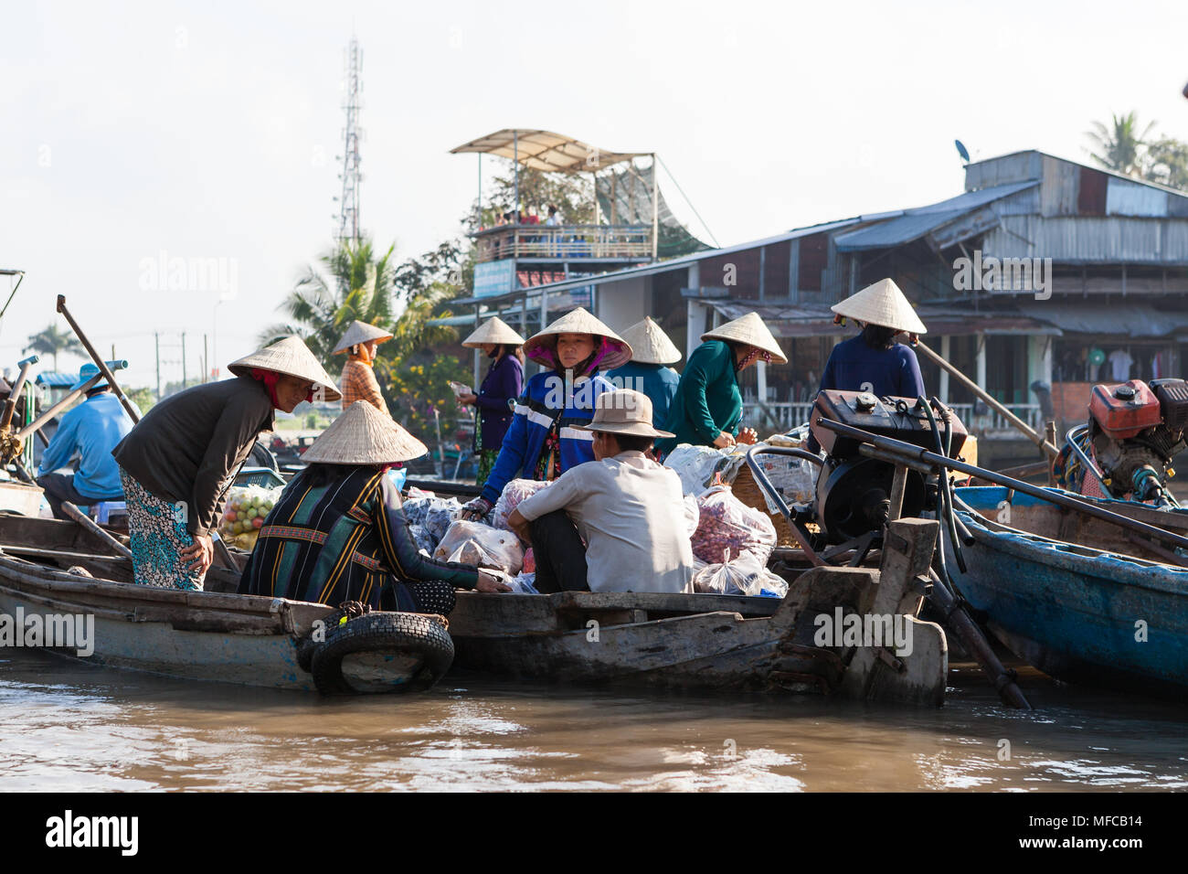Can Tho, Vietnam - marzo 19 2017: vendita alimentari sul mercato galleggiante, il fiume Mekong Foto Stock