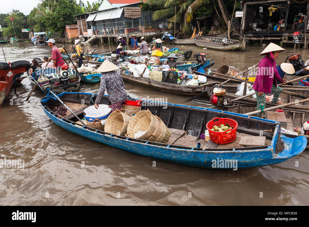 Can Tho, Vietnam - marzo 19 2017: vendita alimentari sul mercato galleggiante, il fiume Mekong Foto Stock