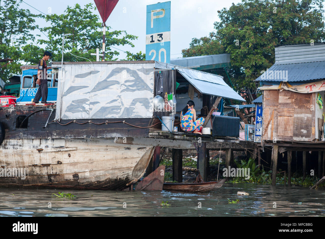 Can Tho, Vietnam - marzo 19 2017: case sulla banca del delta del fiume Mekong Foto Stock