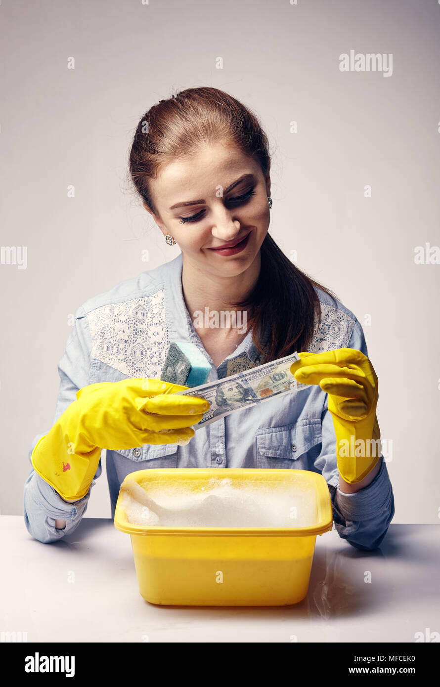 Immagine concettuale su cui la donna launder ombrosi denaro Foto Stock