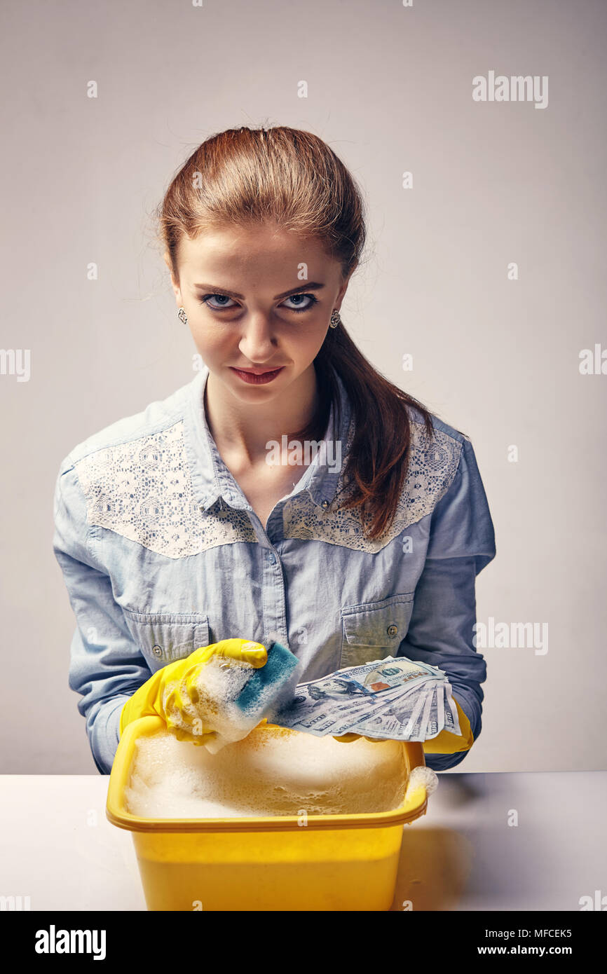 Immagine concettuale su cui la donna launder ombrosi denaro Foto Stock