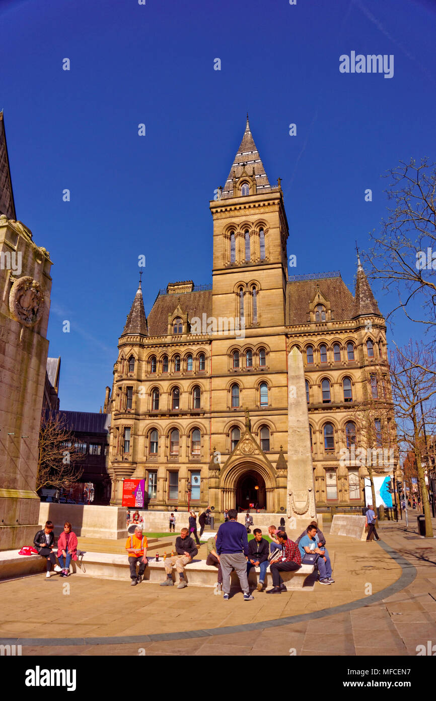 Manchester Town Hall est rivolta verso l'uscita e il cenotafio area nel centro della città di Manchester, Greater Manchester, Inghilterra, Regno Unito. Foto Stock