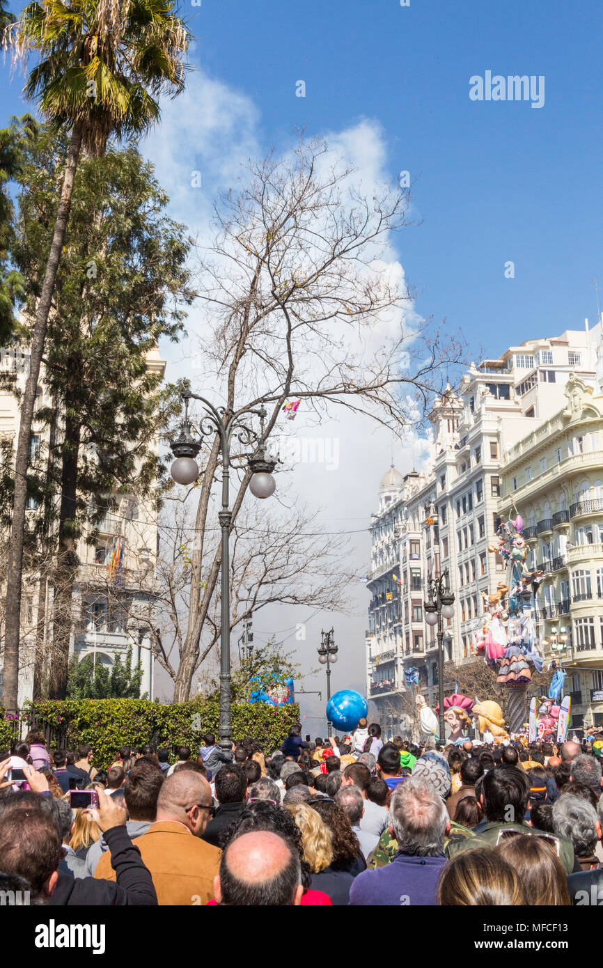 Valencia/Spagna - Marzo 16, 2015: ogni giorno a mezzogiorno la piazza principale si riempì di fumo dalla enorme quantità di fuochi d'artificio impostato su off durante Las Fallas Foto Stock