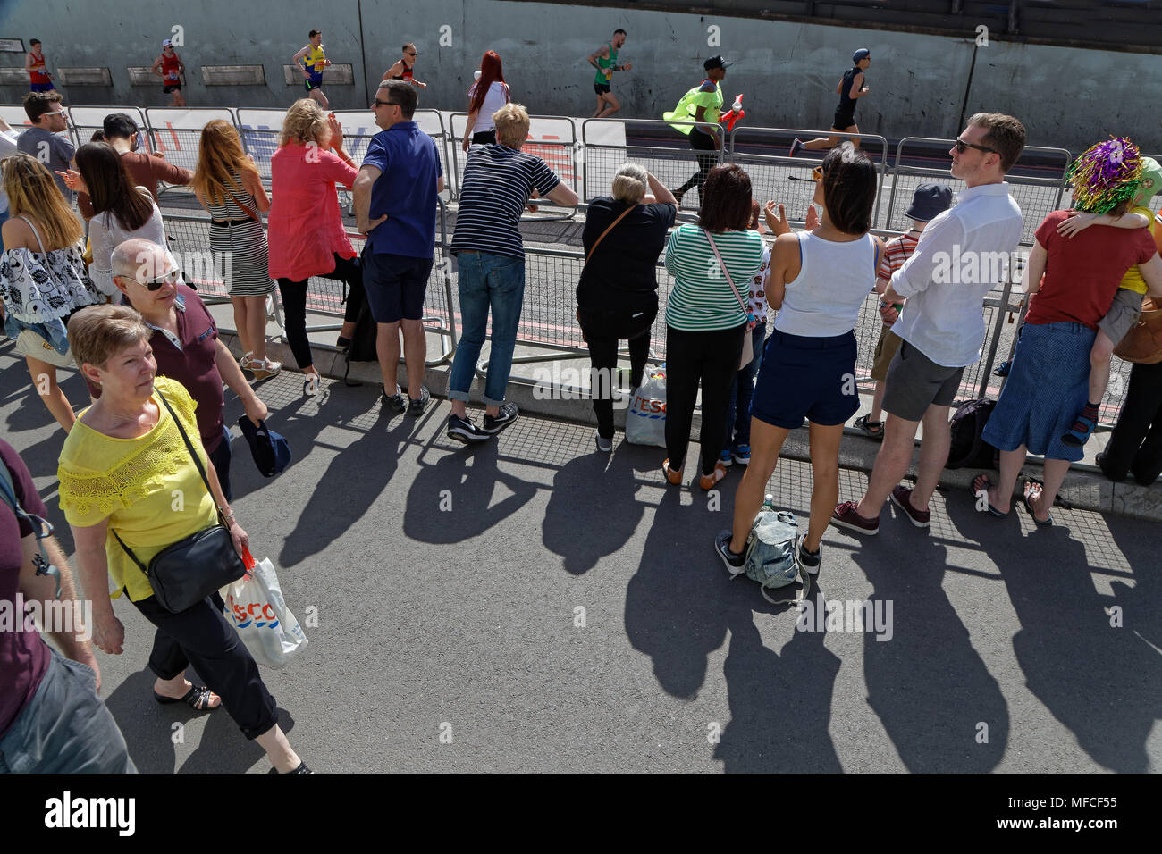 Londra, Gran Bretagna, 22 Aprile 2018 : folla lungo la via della maratona. Il 2018 Maratona di Londra è stata la trentottesima messa annuale partecipazione a Londra Foto Stock