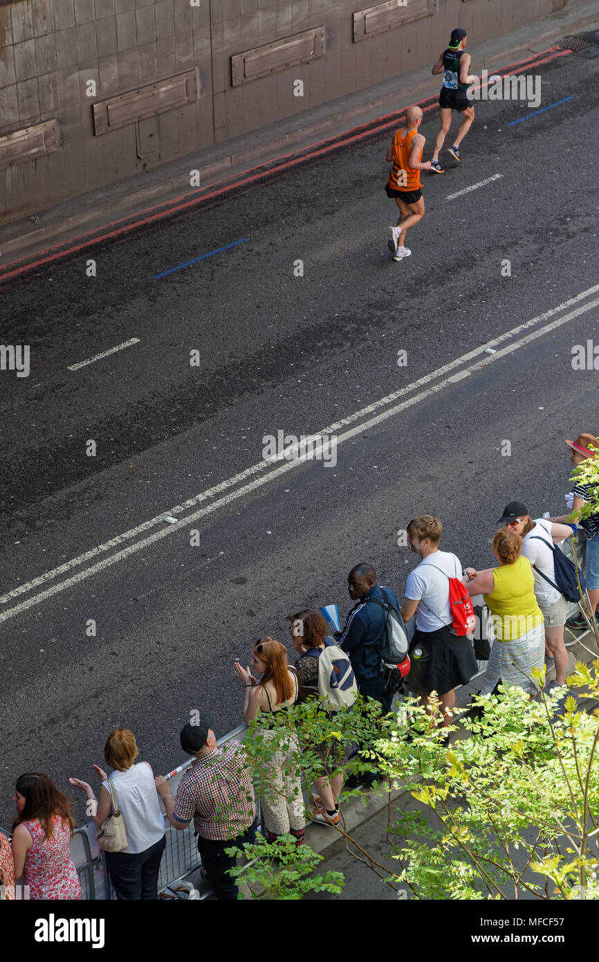 Londra, Gran Bretagna, 22 Aprile 2018 : folla lungo la via della maratona. Il 2018 Maratona di Londra è stata la trentottesima messa annuale partecipazione a Londra Foto Stock