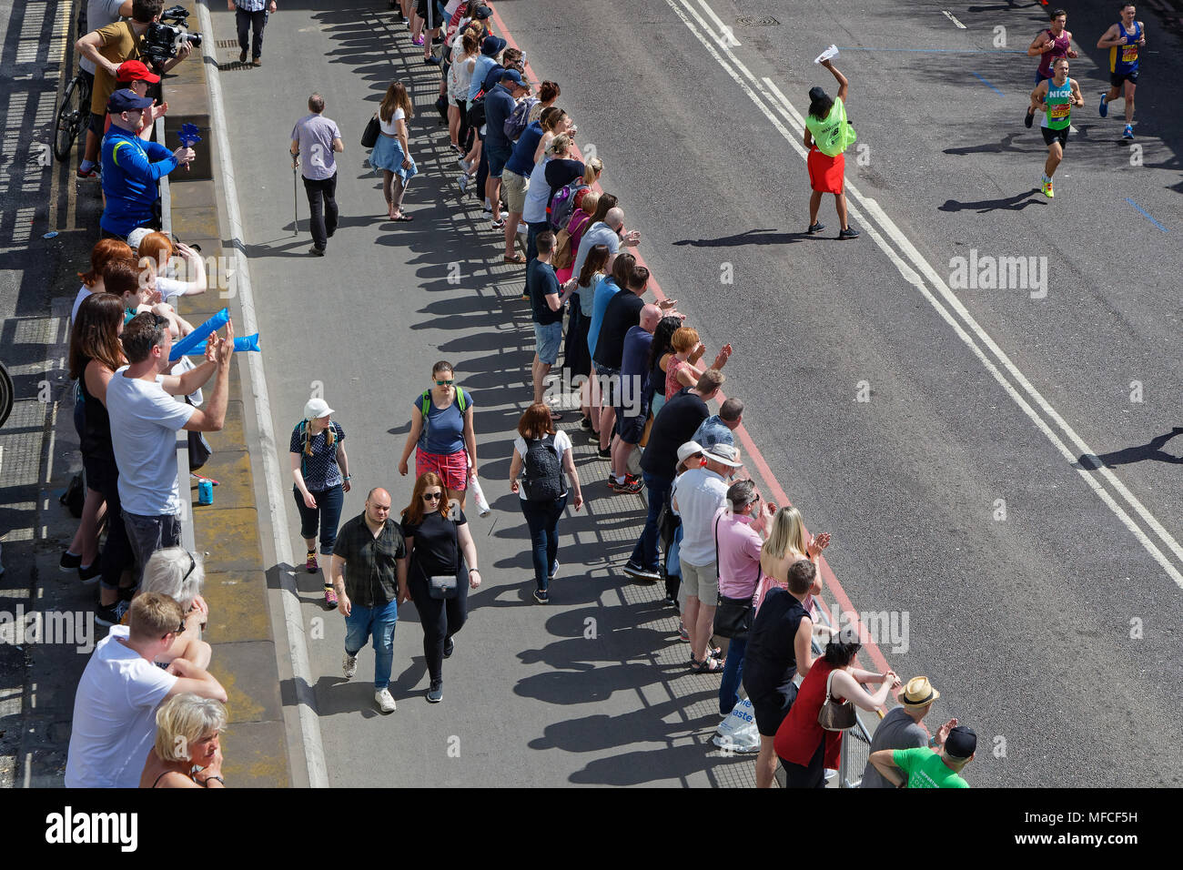 Londra, Gran Bretagna, 22 Aprile 2018 : folla lungo la via della maratona. Il 2018 Maratona di Londra è stata la trentottesima messa annuale partecipazione a Londra Foto Stock