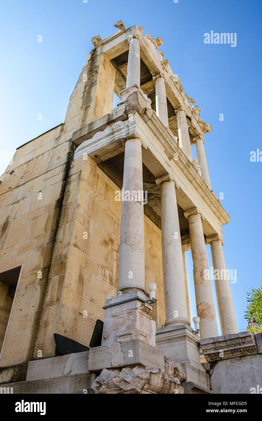 Basso angolo vista di pilastri in corrispondenza di un antico teatro romano di Philippopolis, Plovdiv, Bulgaria, senza nuvole giorno soleggiato Foto Stock