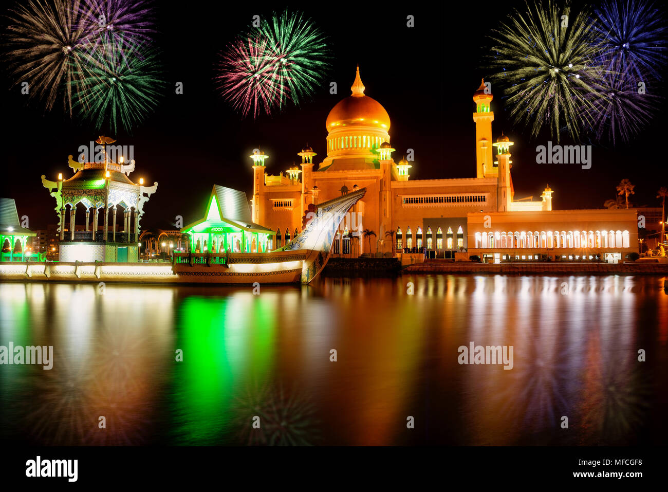 BANDAR SERI BEGAWAN BSB , BRUNEI-marzo. 09: Masjid Sultan Omar Ali Saifuddin Moschea e Royal Barge in BSB con fuochi d'artificio, Brunei Darussalam Marzo 09, Foto Stock