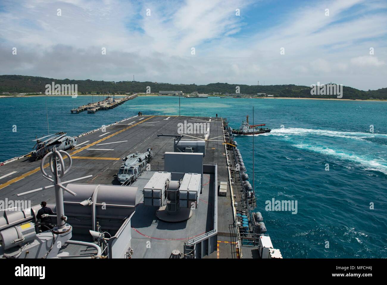 180424-N-BD308-0048 Okinawa, in Giappone (24 aprile 2018) l'assalto anfibio nave USS Wasp (LHD 1) si diparte Okinawa dopo lo sbarco il trentunesimo Marine Expeditionary Unit (MEU). Wasp, assegnato al Vespa Anfibia Gruppo pronto, è su una pattuglia di routine nell'Indo-Pacifico per servire una pronta risposta di asset per qualsiasi emergenza. (U.S. Foto di Marina di Massa lo specialista di comunicazione di terza classe Levingston Lewis/rilasciato) Foto Stock