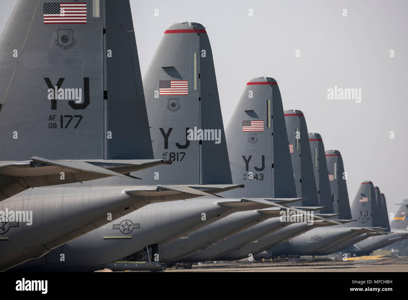 Air Force C-130J Super Hercules parco aeromobili sul flightline a Yokota Air Base, Giappone, 21 aprile 2018. Yokota ha ricevuto il suo dodicesimo C-130J da Lockheed Matin azienda aeronautica, Ga., come parte della flotta-ampia la ridistribuzione dei beni messi in moto da Aria Mobilità comando. (U.S. Air Force foto di Yasuo Osakabe) Foto Stock