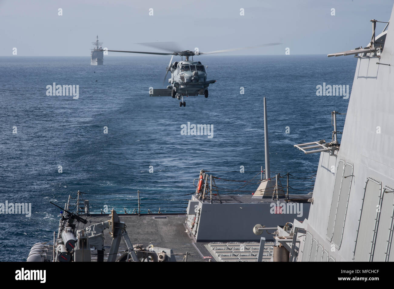 Oceano Pacifico (21 aprile 20180 un MH-60R di elicottero elicottero sciopero marittimo Squadron (HSM) 71 si avvicina il ponte di volo della USS Stockdale (DDG106) durante un corso (Cruiser-Destroyer petroli grezzi) Superficie Warfare Advanced Tactical Training (SWATT) esercizio. Stockdale è uno dei tre prodotti grezzi da navi da guerra USS John C. Stennis (CVN 74) il vettore Strike gruppo (CSG) completando un petroli grezzi SWATT esercizio. Le altre navi che partecipano alla superficie navale e il mio combattimento Centro di sviluppo (SMWDC) led esercizio sono USS Mobile Bay (CG 53) e USS Spruance (DDG 111). SWATTs sono progettati per aumentare Foto Stock