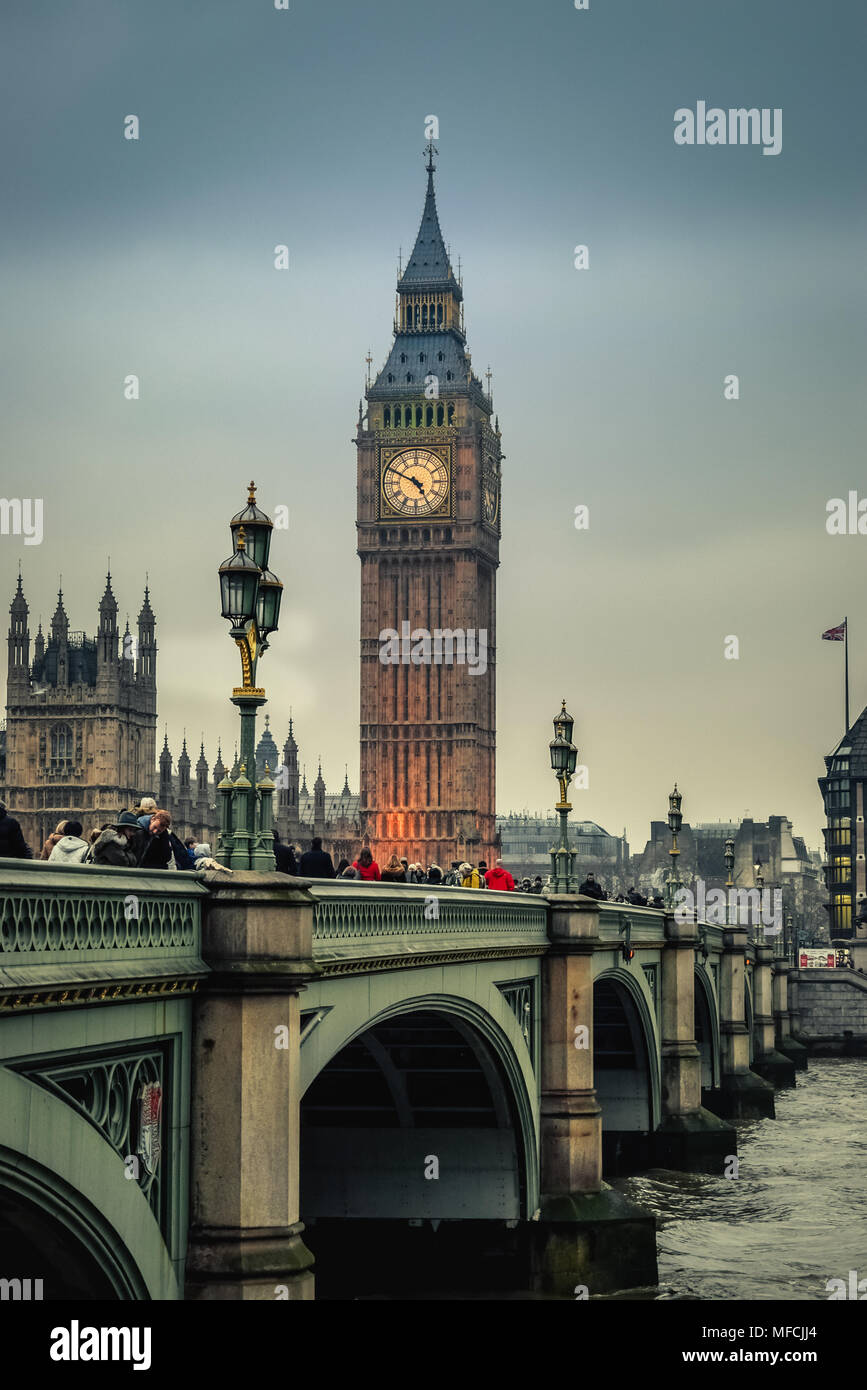 Londra / Inghilterra - 02.07.2017. Westminster Bridge in serata con il Big Ben tower in background. Vista verticale. Foto Stock