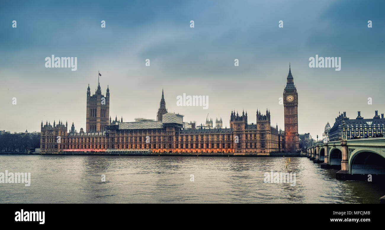 Londra / Inghilterra - 02.07.2017: l'edificio del Parlamento nella sera Nuvoloso con Westminster Bridge sul lato destro. Foto Stock