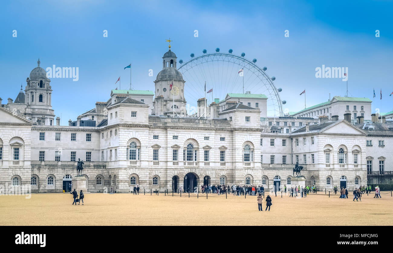 Londra / Inghilterra - 02.08.2017: vista presso la Casa Museo di Cavalleria con il London Eye in background. Foto Stock