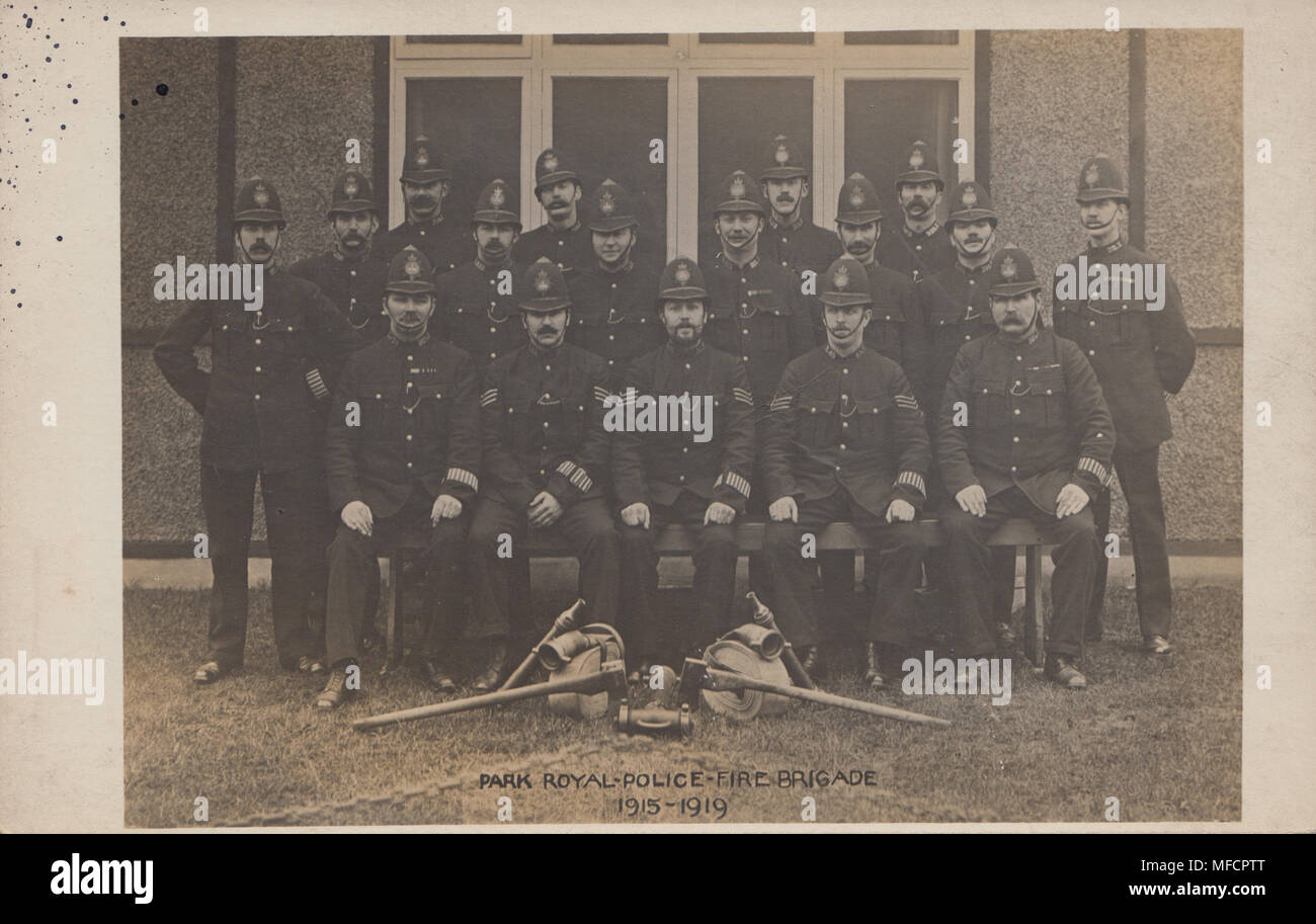 Vera Cartolina fotografica di Park Royal Police Vigili del Fuoco 1915 - 1919 Foto Stock