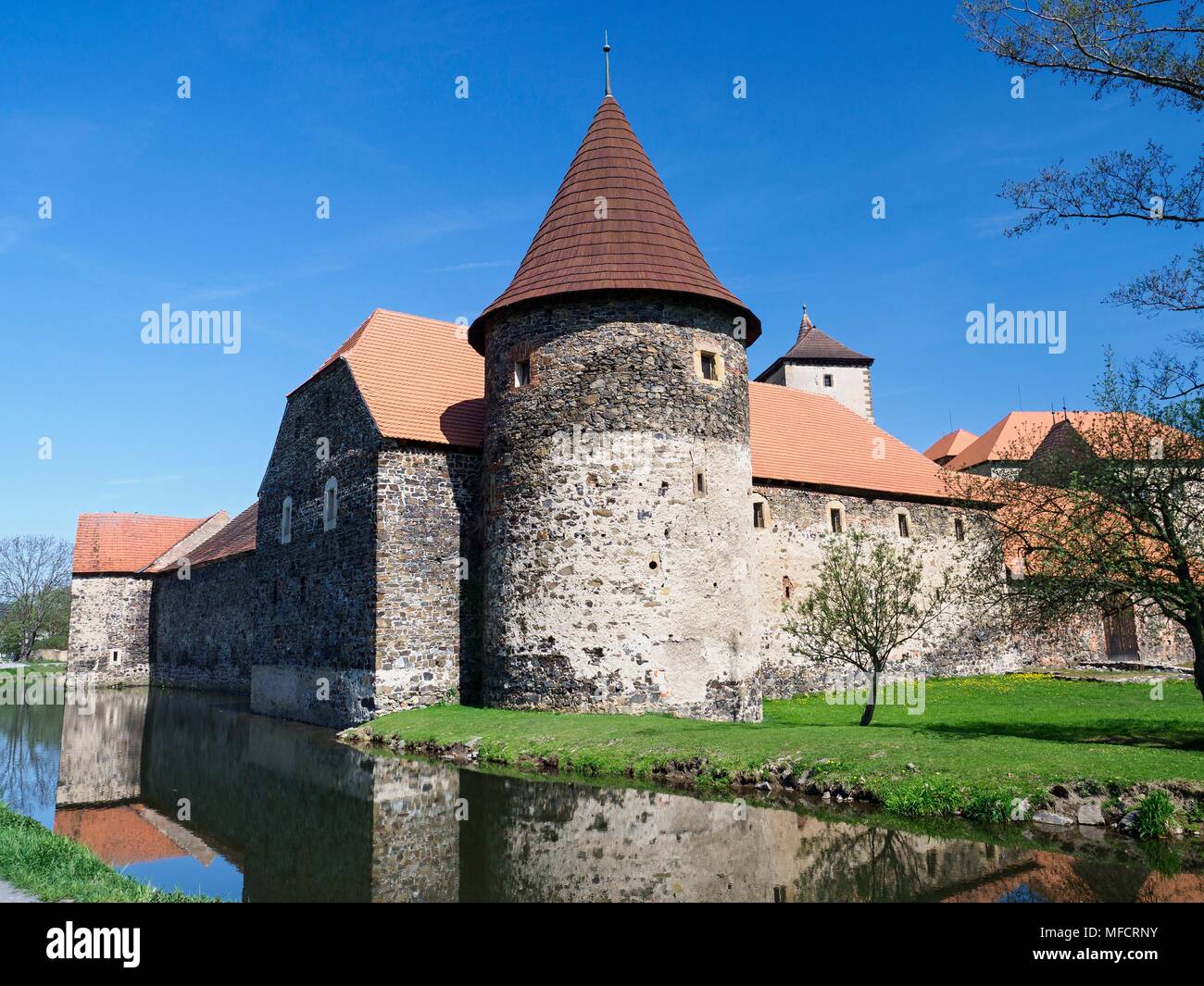 Castello d'acqua Svihov, torre, tetto, prato, fiume, sky Foto Stock