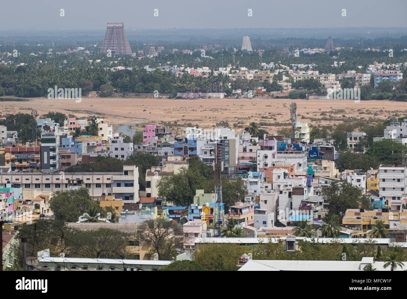 Vista sulla città di Trichy nello stato federato di Tamil Nadu, India, guardando verso il Ranganathaswamy antico tempio complesso attraverso la essiccato fino fiume Kaveri Foto Stock