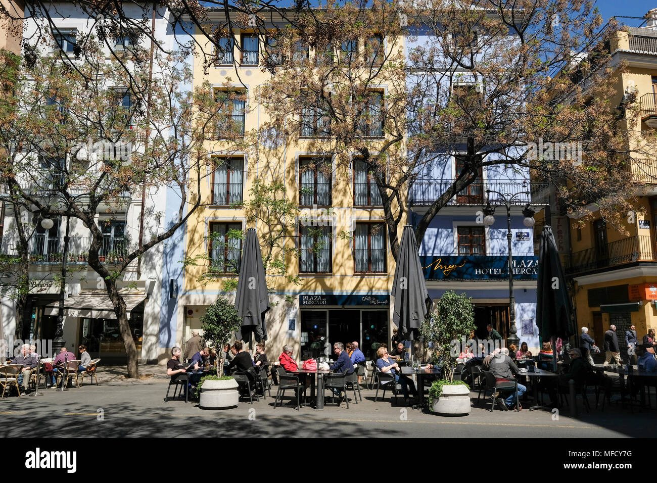 Le persone al di fuori seduta al caffè sulla popolare Plaça del Mercat, Nord Ciutat Vella distretto, Valencia, Spagna Foto Stock