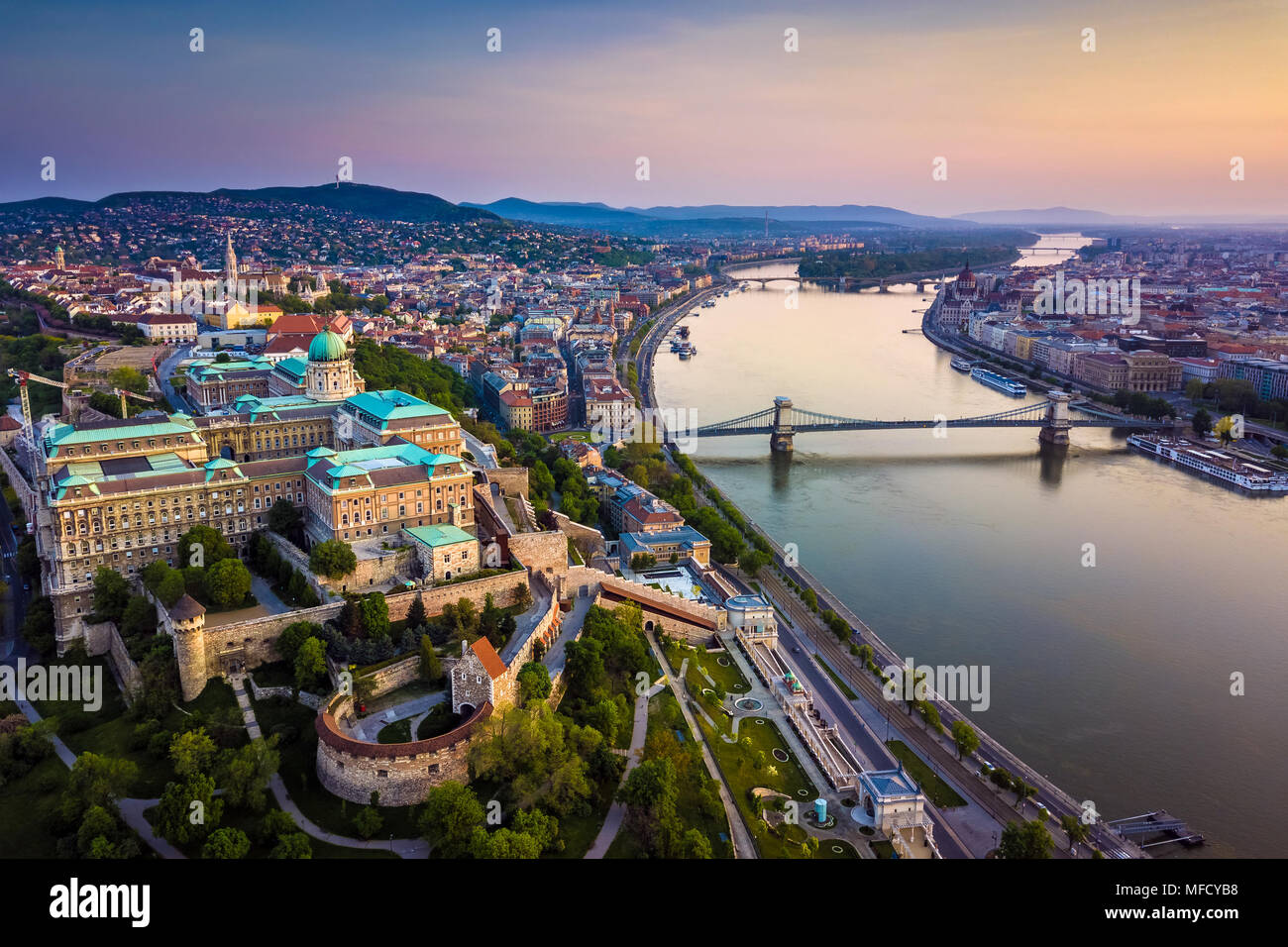 Budapest, Ungheria - Antenna vista sullo skyline di Buda Castle Royal Palace e Sud Rondella con il Castello di Buda e Ponte delle catene di Szechenyi di sunrise Foto Stock