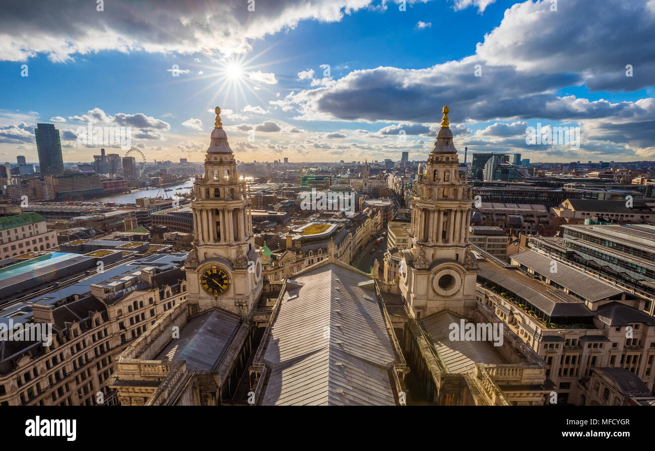 London, Regno Unito - Aerial vista panoramica di Londra con san Paolo Cattedrale al tramonto con incredibile Cielo e nubi Foto Stock