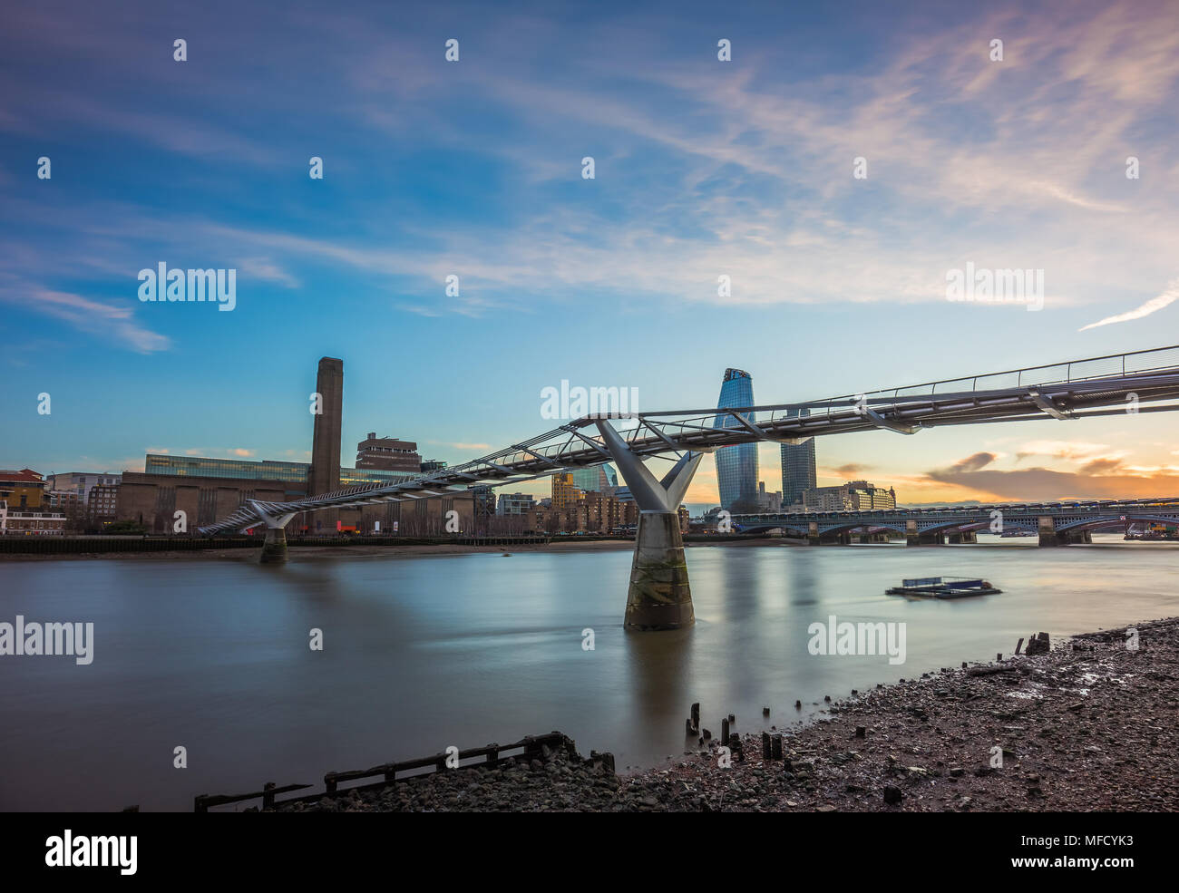 Londra, Inghilterra - bel tramonto al Millennium Bridge con il fiume Tamigi e grattacieli in background Foto Stock