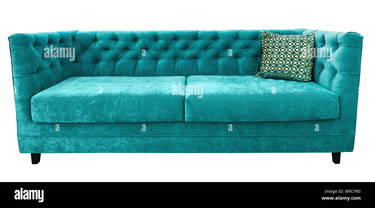 Il turchese velor divano con cuscino. Morbido lettino smeraldo. Sfondo isolato. Foto Stock