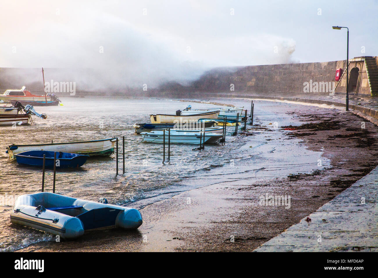 Onde infrangersi oltre il Cobb a Lyme Regis nel Dorset durante la tempesta Brian sabato 21 ottobre 2017. Foto Stock