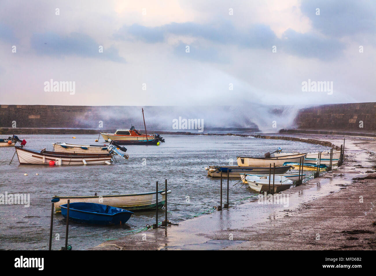 Onde infrangersi oltre il Cobb a Lyme Regis nel Dorset durante la tempesta Brian sabato 21 ottobre 2017. Foto Stock