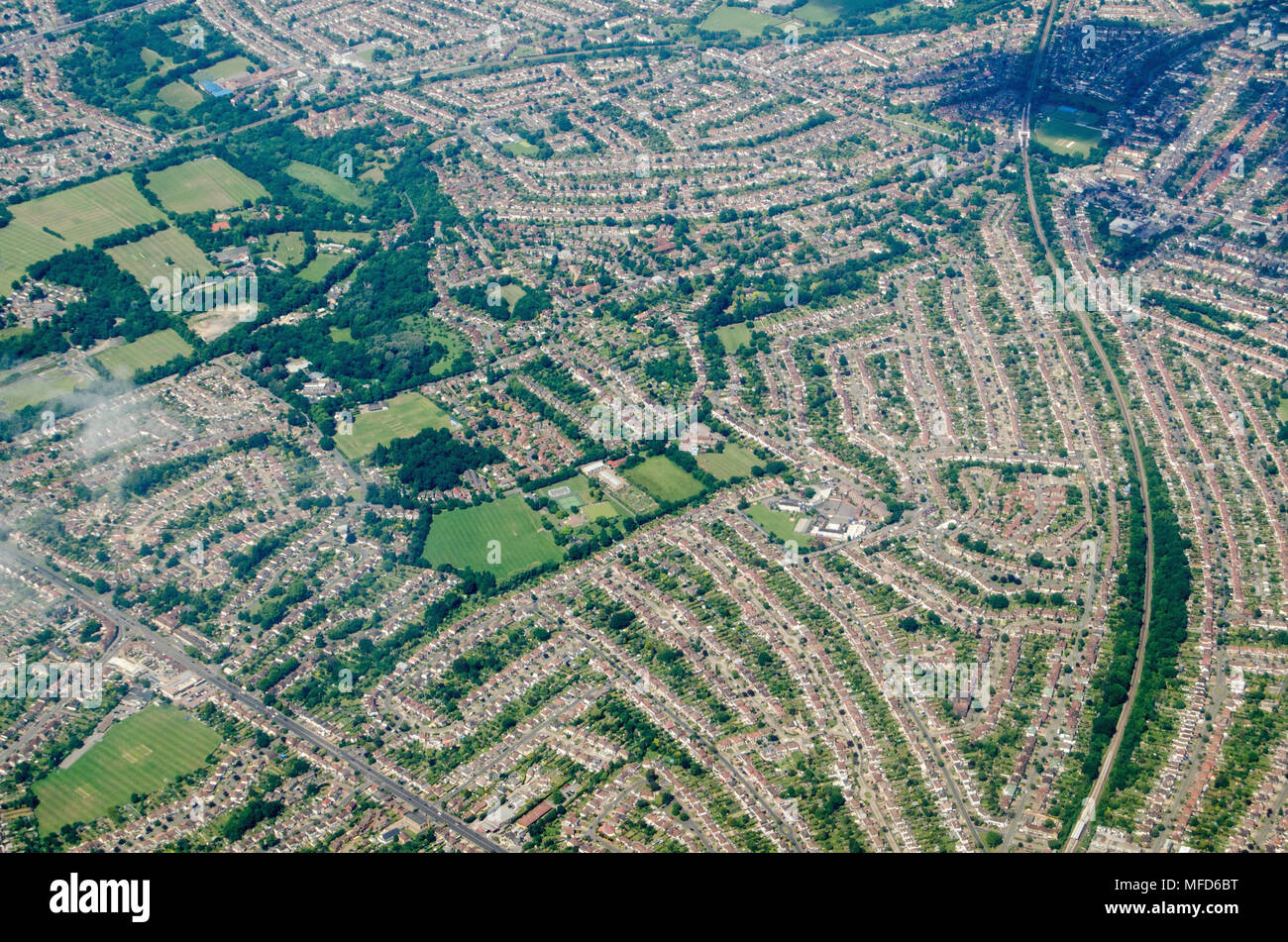 Vista aerea del sud sobborgo londinese di Worcester Park nel quartiere di Sutton. Principalmente una zona residenziale, ci sono molte strade di case. Foto Stock